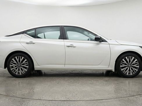Used 2025 Nissan Altima 2.5 SV FWD image 11