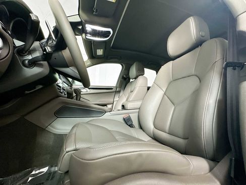 Certified 2025 Porsche Macan image 5