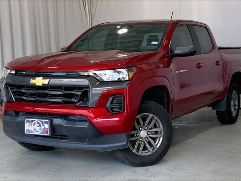 Used 2023 Chevrolet Colorado LT RWD image 2