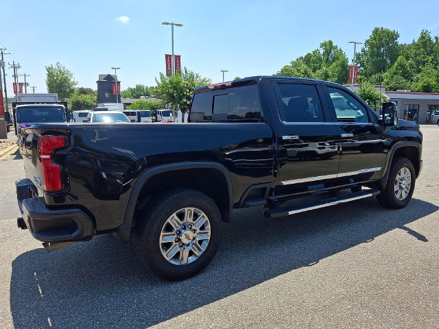 Used 2024 Chevrolet Silverado 2500 High Country w/ High Country Premium Package AWD/4WD image 3
