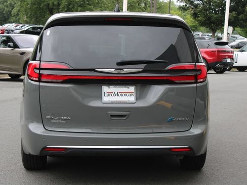 Used 2023 Chrysler Pacifica Limited w/ Uconnect Theater Family Group FWD image 5