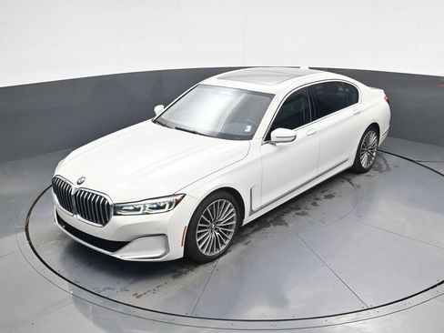 Used 2021 BMW 740i image 28