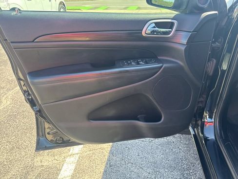 Used 2019 Jeep Grand Cherokee Altitude AWD/4WD image 12