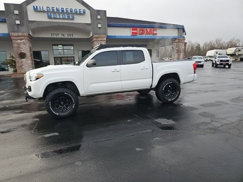 Used 2016 Toyota Tacoma TRD Sport image 34