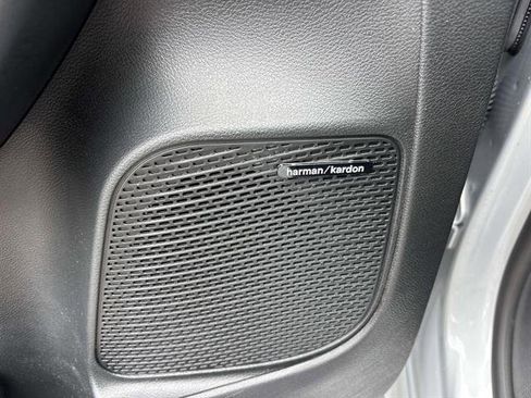 Used 2023 Chrysler Pacifica Limited w/ Uconnect Theater Family Group image 10