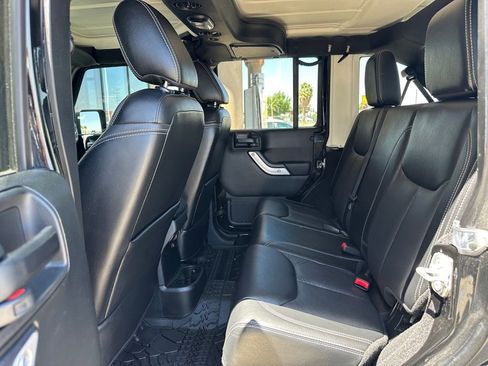 Used 2017 Jeep Wrangler Unlimited Rubicon w/ Cold Weather Group AWD/4WD image 25