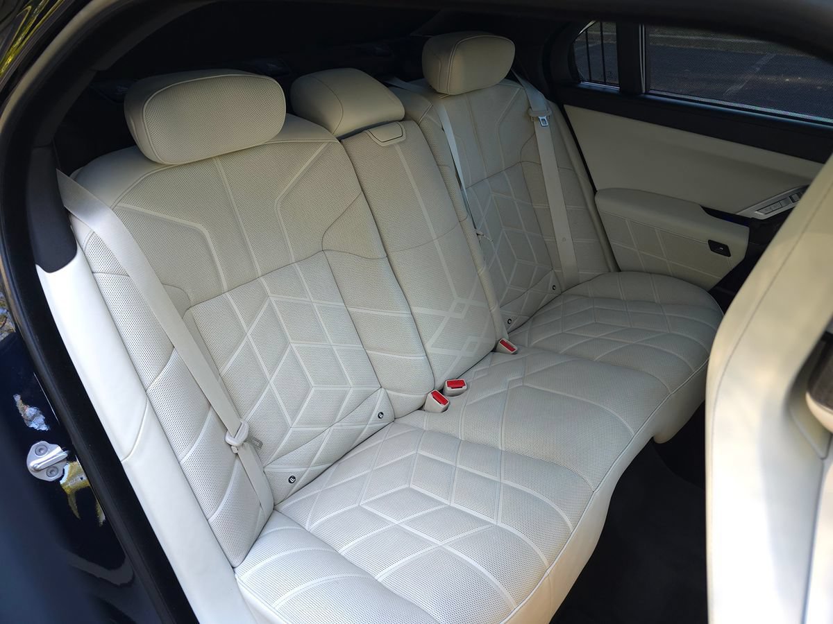 Used 2024 BMW 760i xDrive w/ Premium Package 2 AWD/4WD image 18