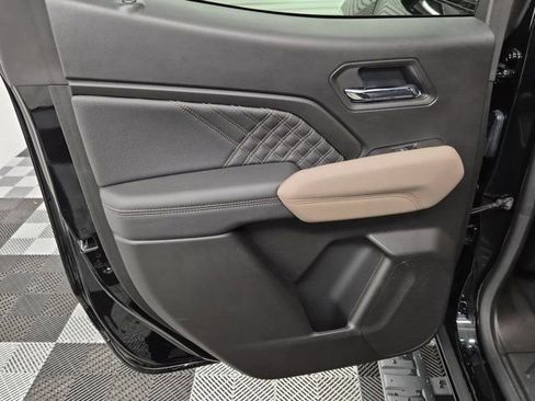 Used 2025 GMC Canyon Denali image 18