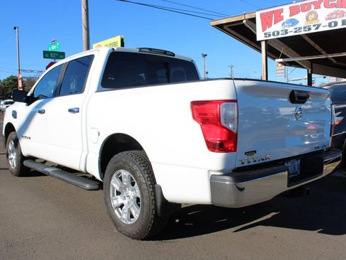 Used 2017 Nissan Titan SV image 4