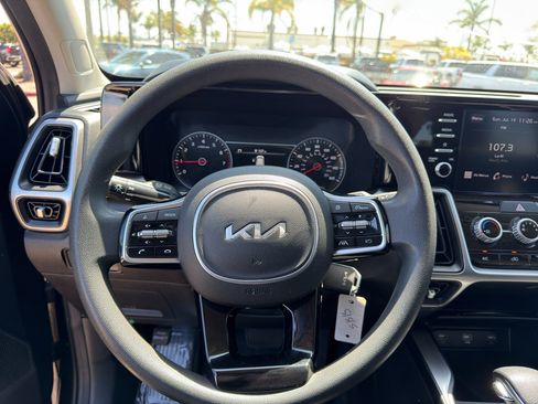 Used 2023 Kia Sorento LX FWD image 9