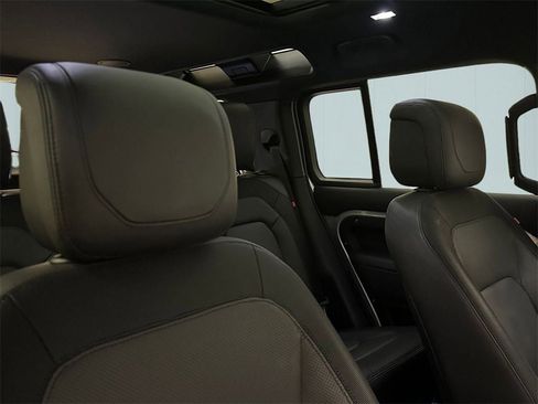 Used 2023 Land Rover Defender 110 X-Dynamic SE image 39