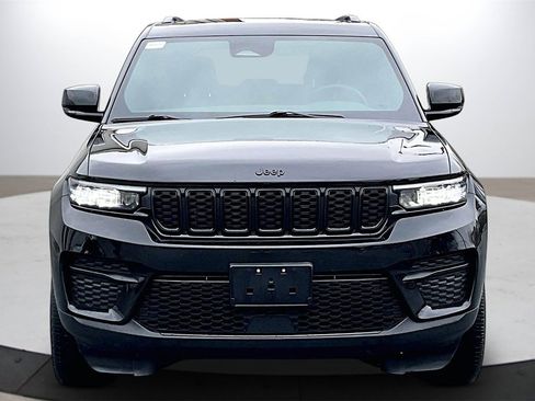 Certified 2023 Jeep Grand Cherokee Altitude image 3