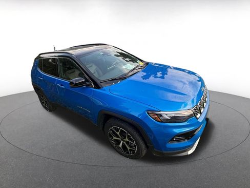 Used 2025 Jeep Compass Limited AWD/4WD image 4