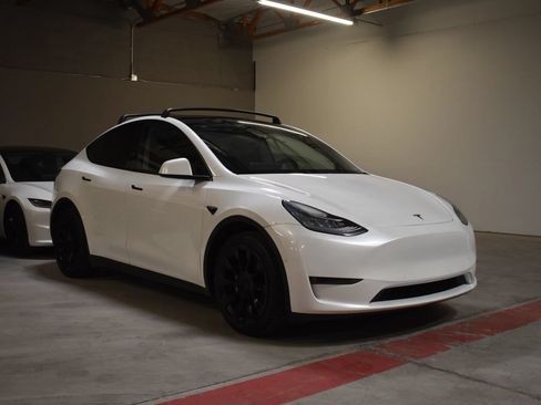 Used 2021 Tesla Model Y Long Range AWD/4WD image 3