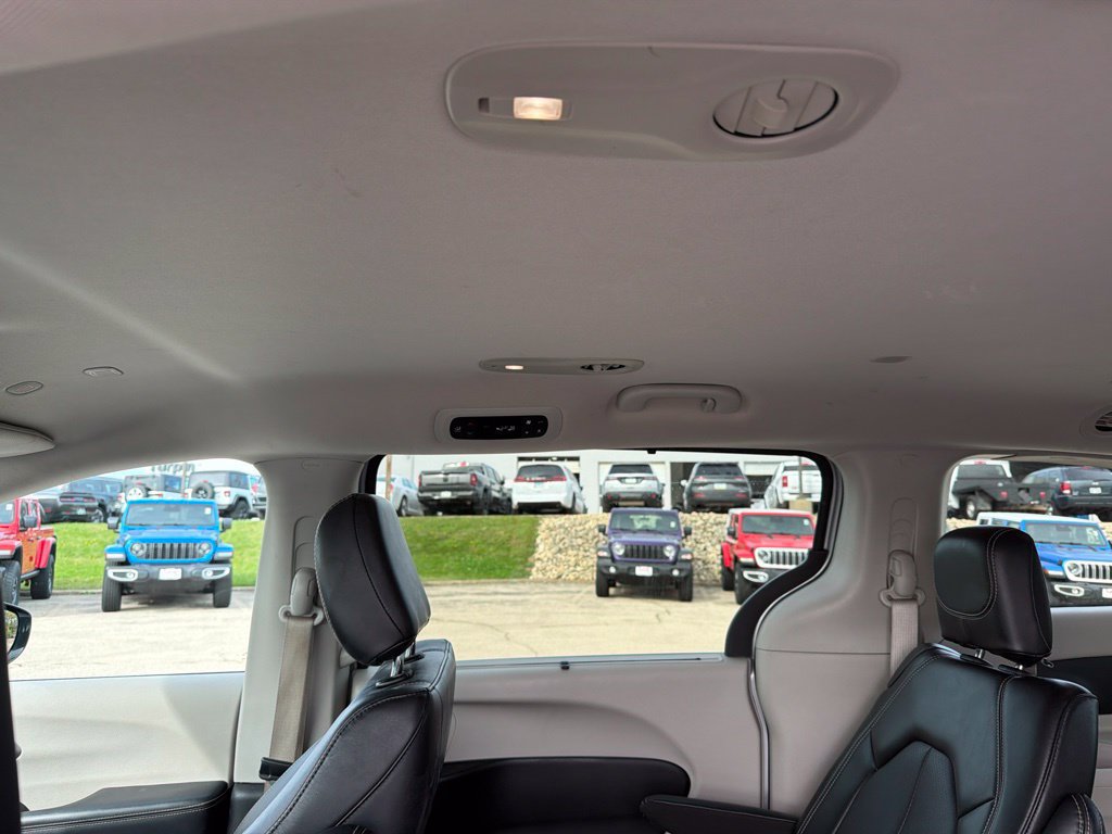 Used 2024 Chrysler Pacifica Touring-L FWD image 14