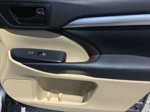 Used 2015 Toyota Highlander Plus AWD/4WD image 19
