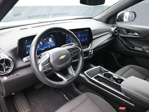 Used 2025 Chevrolet Equinox LT FWD image 13
