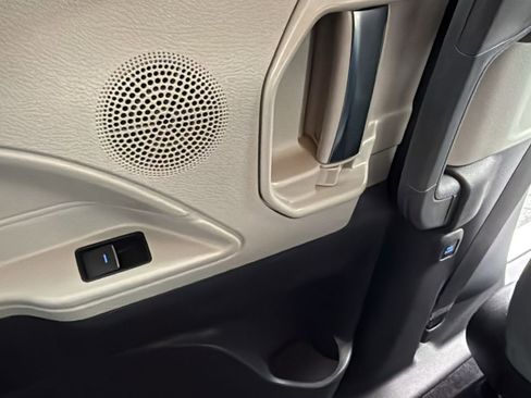 Certified 2024 Toyota Sienna Limited image 38