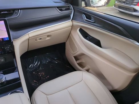 Used 2024 Jeep Grand Cherokee L Limited RWD image 16