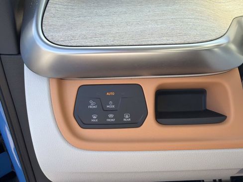 Certified 2025 Volkswagen ID. Buzz Pro S Plus AWD/4WD image 28