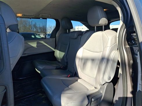 Used 2022 Toyota Sienna XLE image 12