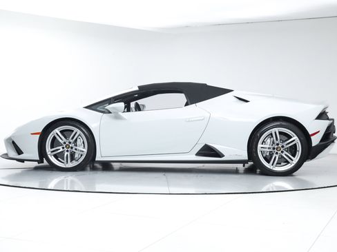 Used 2023 Lamborghini Huracan EVO image 3