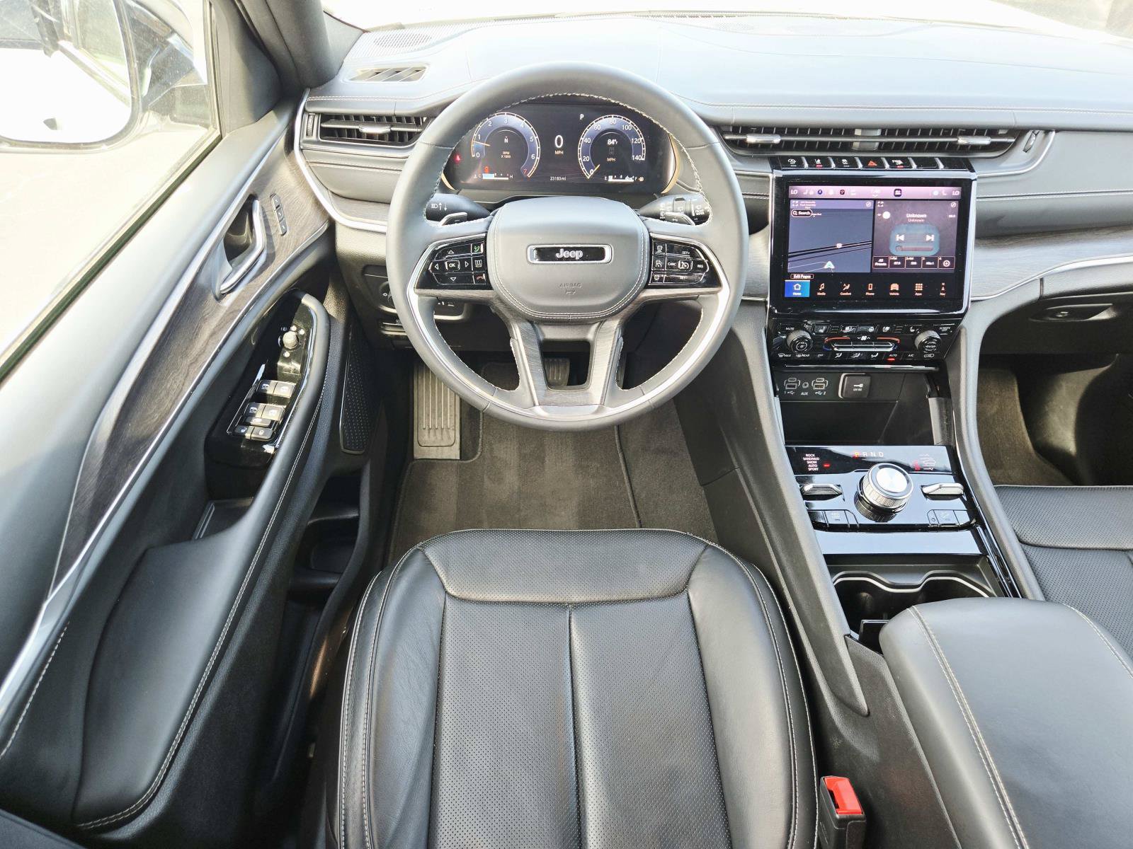 Used 2025 Jeep Grand Cherokee Overland AWD/4WD image 12