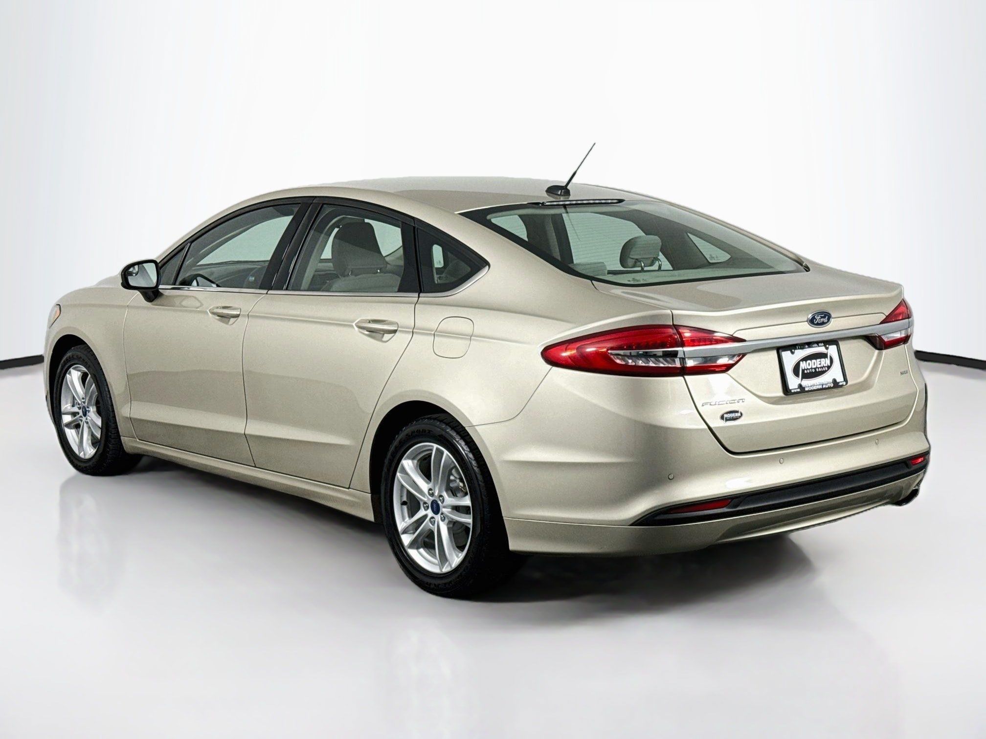 Used 2018 Ford Fusion SE FWD image 13