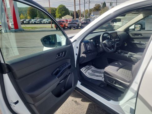 New 2025 Nissan Pathfinder SV w/ Black Appearance Package image 10