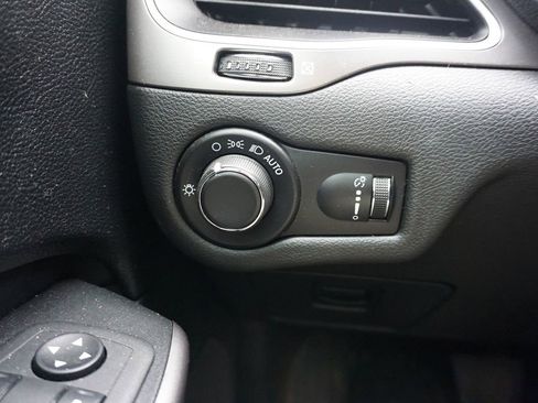 Used 2021 Jeep Cherokee Latitude image 5