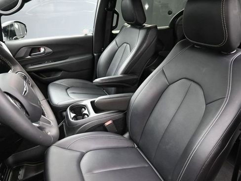 Used 2025 Chrysler Pacifica Select image 13