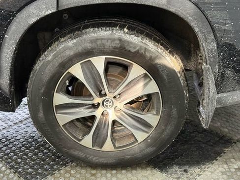 Used 2023 Toyota Highlander XLE image 14