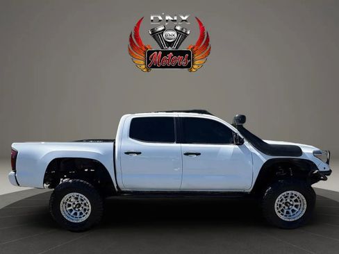 Used 2022 Toyota Tacoma SR5 AWD/4WD image 6