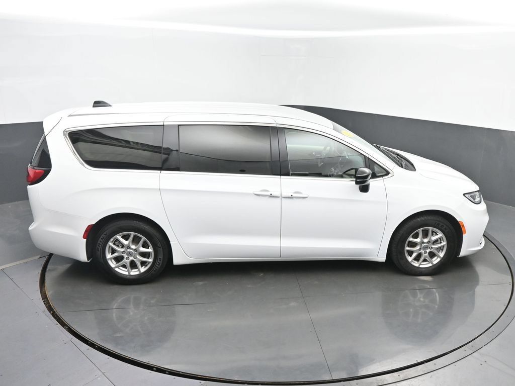 Used 2024 Chrysler Pacifica Touring-L FWD image 46