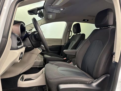 Used 2024 Chrysler Voyager LX FWD image 25
