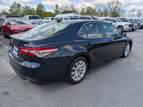Used 2019 Toyota Camry LE image 5