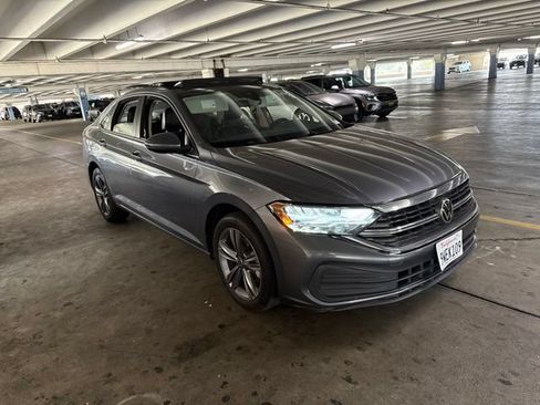 Used 2024 Volkswagen Jetta SE FWD image 2