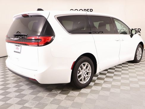 Used 2024 Chrysler Pacifica Touring-L image 21