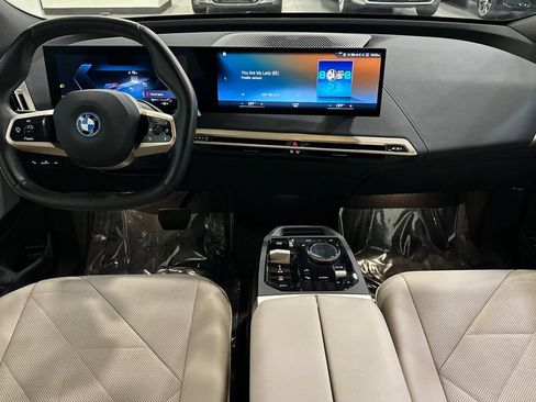 Used 2023 BMW iX xDrive50 w/ Sport Package AWD/4WD image 15
