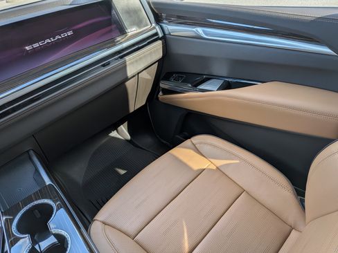 Certified 2025 Cadillac Escalade Premium Luxury w/ LPO, Floor Liner Package RWD image 16