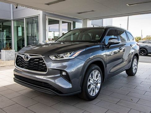 Used 2023 Toyota Highlander Limited image 10