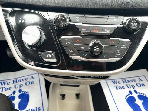 Used 2023 Chrysler Voyager LX image 18