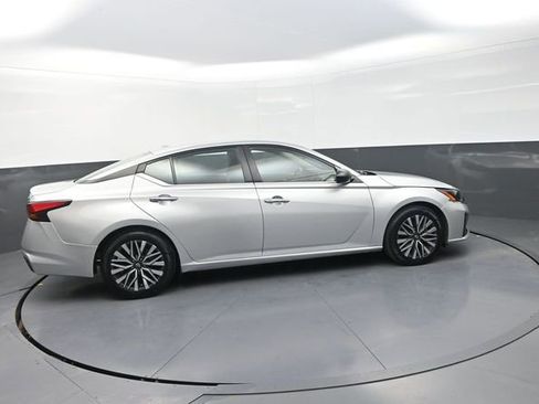 Used 2024 Nissan Altima 2.5 SV FWD image 10