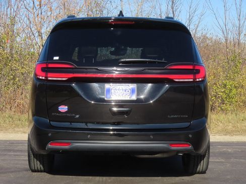 Certified 2025 Chrysler Pacifica Limited image 16