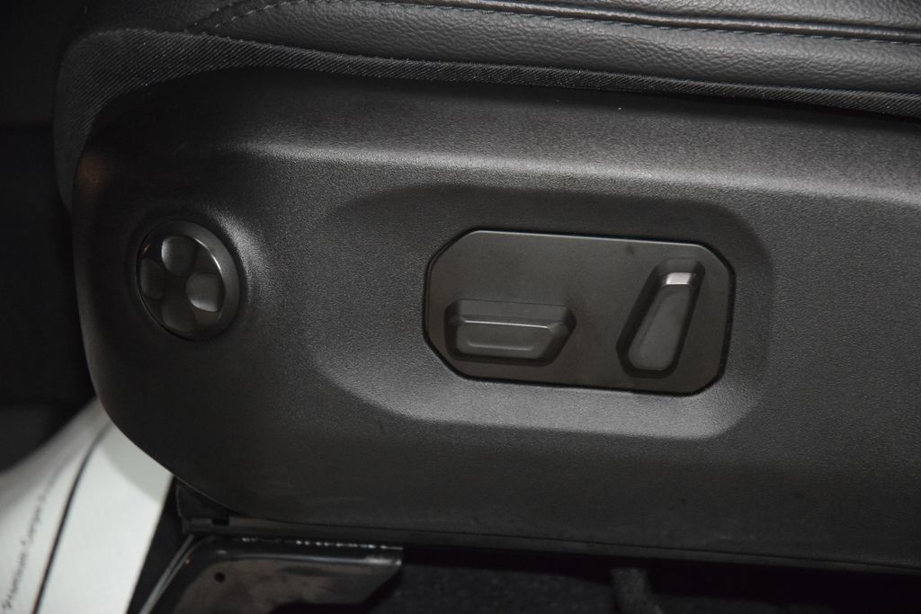 Used 2025 Jeep Wrangler Unlimited Sahara AWD/4WD image 41