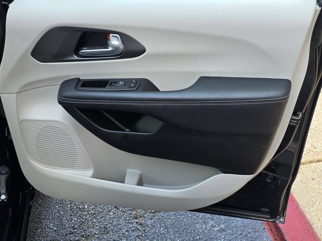 Used 2024 Chrysler Pacifica Touring-L FWD image 31