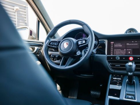 Certified 2025 Porsche Macan Turbo image 25