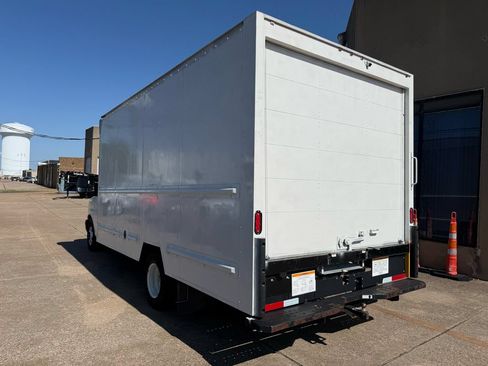 Used 2021 GMC Savana 3500 Extended w/ Power Convenience Package RWD image 4