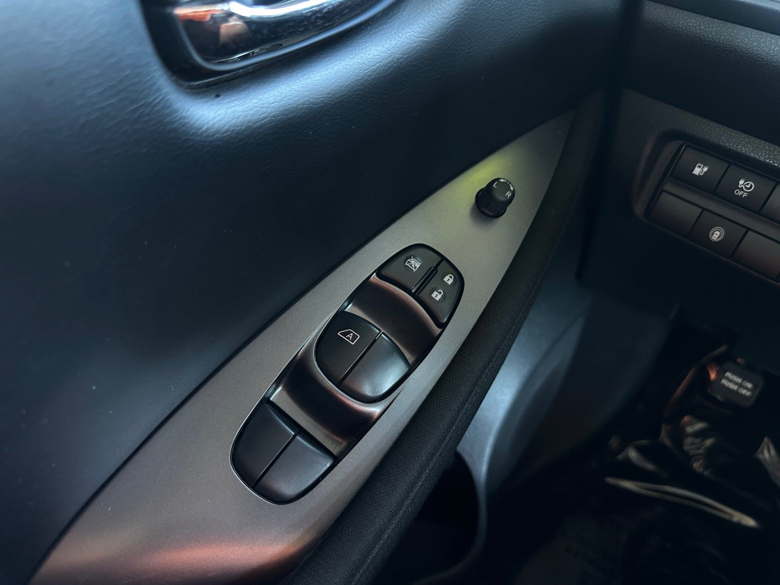 Used 2025 Nissan Leaf S FWD image 16