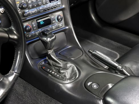 Used 1999 Chevrolet Corvette Convertible w/ Performance Handling Pkg RWD image 16